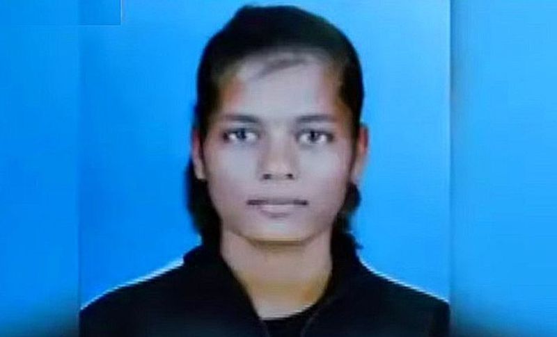 दरअसल, यह दुखद घटना एक सप्ताह पहले 7 दिसंबर को सोलापुर के पंढरपुर में हुई थी। जहां तीन दरिंदों से परेशान होकर लड़की ने सुसाइड कर लिया। पीड़िता ने मरने से पहले अपनी पर्सनल डायरी में सुसाइड की वजह लिखते हुए 'भारत माता' और अपने माता-पिता से माफी मांगी है। पुलिस ने रविवार को तीनों आरोपियों को गिरफ्तार कर लिया है।