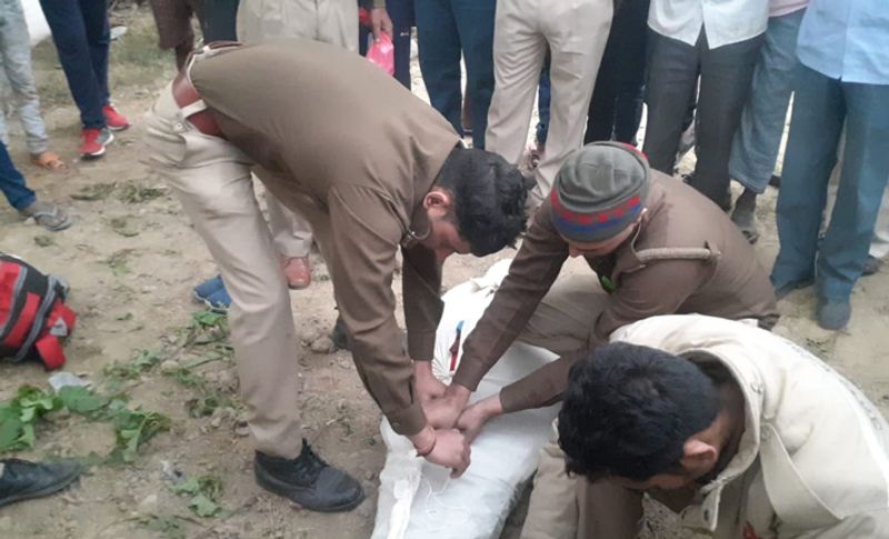 पुलिस अधिकारी ने सुसाइड नोट के हवाले से बताया कि लड़की ने तीन लड़कों पर अश्लील टिप्पणी करने का आरोप लगाया है। पीड़ित ने लिखा कि वह आए दिन उसको परेशान करते थे। जिसके चलते वो दुखी रहती थी।