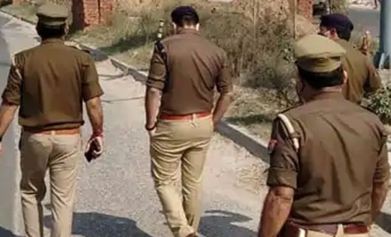 पंढरपुर पुलिस थाने के वरिष्ठ निरीक्षक प्रशांत भसमी ने बताया, इस मामले में तीन लोगों को गिरफ्तार कर लिया है। सुसाइड नोट के अनुसार, एक आरोपी ने लड़की का हाथ पकड़ा था और उसे इस बारे में न बोलने की धमकी दी थी।