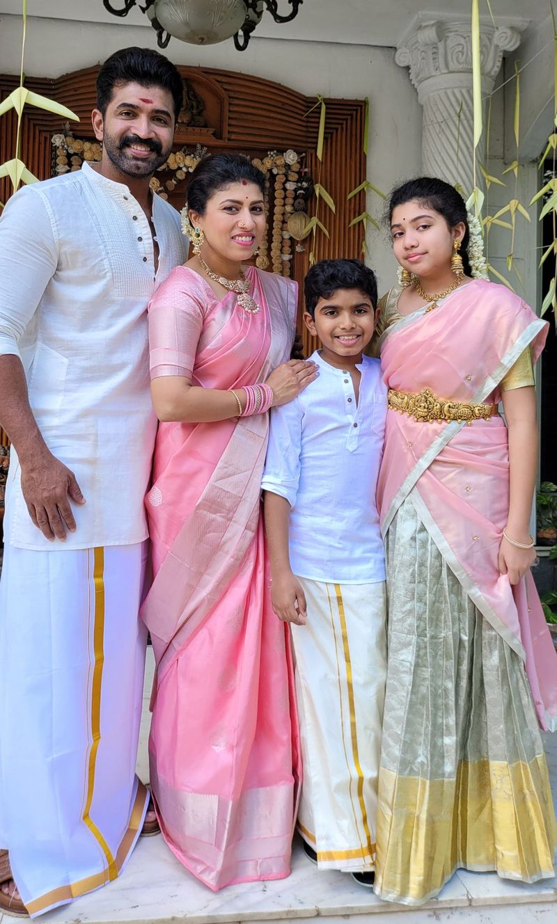 மஞ்சுளாவிற்கு வனிதா, ப்ரீத்தா, ஸ்ரீதேவி ஆகிய மகள்கள் உள்ளனர். இவர்களும் தமிழ் சினிமாவில் நடிகைகளாக வலம் வந்துள்ளனர். தற்போது குடும்ப பிரச்சனை காரணமாக வனிதாவிடம் யாரும் தொடர்பில்லை.
