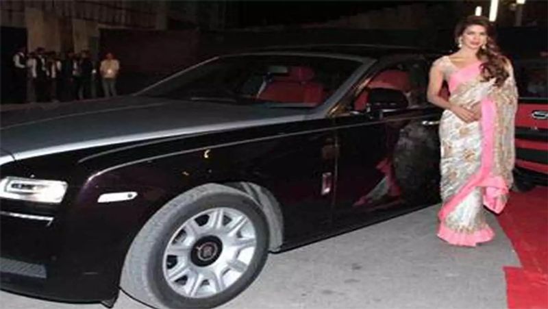 प्रियंका चोपड़ा बॉलीवुड की उन चुनींदा एक्ट्रेस में से हैं जिनके पास Rolls Royce Ghost कार है । इस कार की कीमत 2.5 करोड़ रुपए है। लेकिन अब ये कार उनके मुंबई के घर पर खड़ी है। इस कार में ट्विन टर्बो 6.6 लीटर वी12 इंजन लगा है जो 563 बीएचपी का पावर जेनरेट करता है। 100 किलोमीटर प्रति घंटे की रफ्तार पाने में इसे सिर्फ 4.7 सेकंड का समय लगता है।