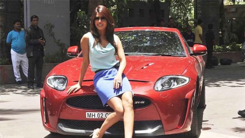 एक करोड़ से ज्यादा की कीमत वाली पोर्श केयेन भी प्रियंका के गैराज की शान है। इसमें 3.6-लीटर इंजन है जो 300 Bhp और 400 Nm का पावर आउटपुट देता है। यह अपने स्पीडोमीटर पर 260 किलोमीटर प्रति घंटे की रफ्तार से चलती है। कार में आरामदायक बटन के साथ स्टीयरिंग व्हील, रियर एसी वेंट्स, एक नेविगेशन सिस्टम, एप्पल कारप्ले और एक रियर सीट एंटरटेनमेंट सिस्टम के साथ ही कई छोटे-छोटे फीचर्स हैं।
