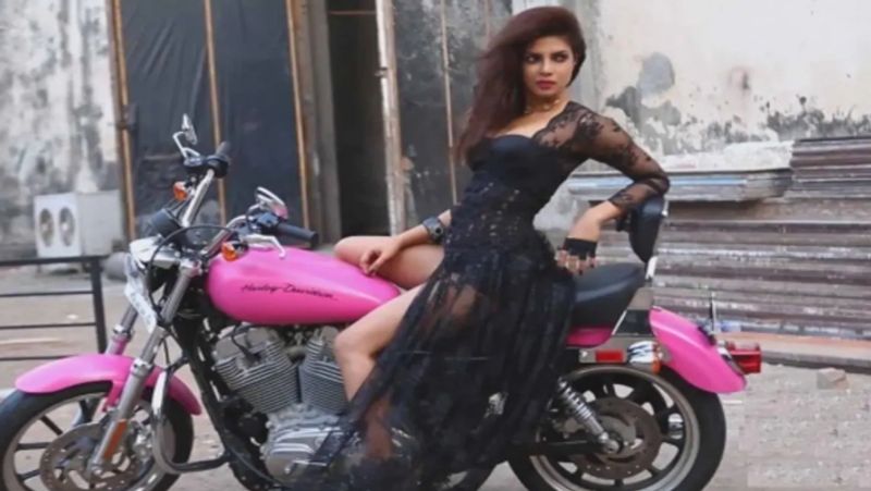 कार के अलावा प्रियंका को बाइक का भी शौक है। साल 2015 में प्रियंका ने पिंक कलर की हार्ले डेविडसन बाइक खरीदी थी। वैलेंटाइन डे पर ये बाइक उन्होंने खुद को गिफ्ट की थी।