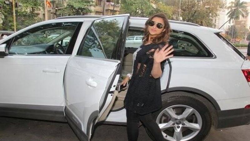 वहीं, प्रियंका चोपड़ा की सिस्टर परिणीति चोपड़ा (parineeti chopra) जगुआर एक्सजे एल कार से सफर करती हैं। इस कार की एक्स शोरूम कीमत लगभग 1 करोड़ रुपए है। इसके अलावा उनके पास ऑडी ए6 (Audi A6) कार भी है। 5 सीटर वाली ये कार 18.53 किमी प्रति लीटर का माइलेज देती है। 7 स्पीड ऑटोमैटिक गियरबॉक्स से लैस ये कार 232 किमी प्रति घंटे की स्पीड से दौड़ सकती है। इस लग्जरी कार की एक्स शोरूम कीमत लगभग 60 लाख रुपए है।
