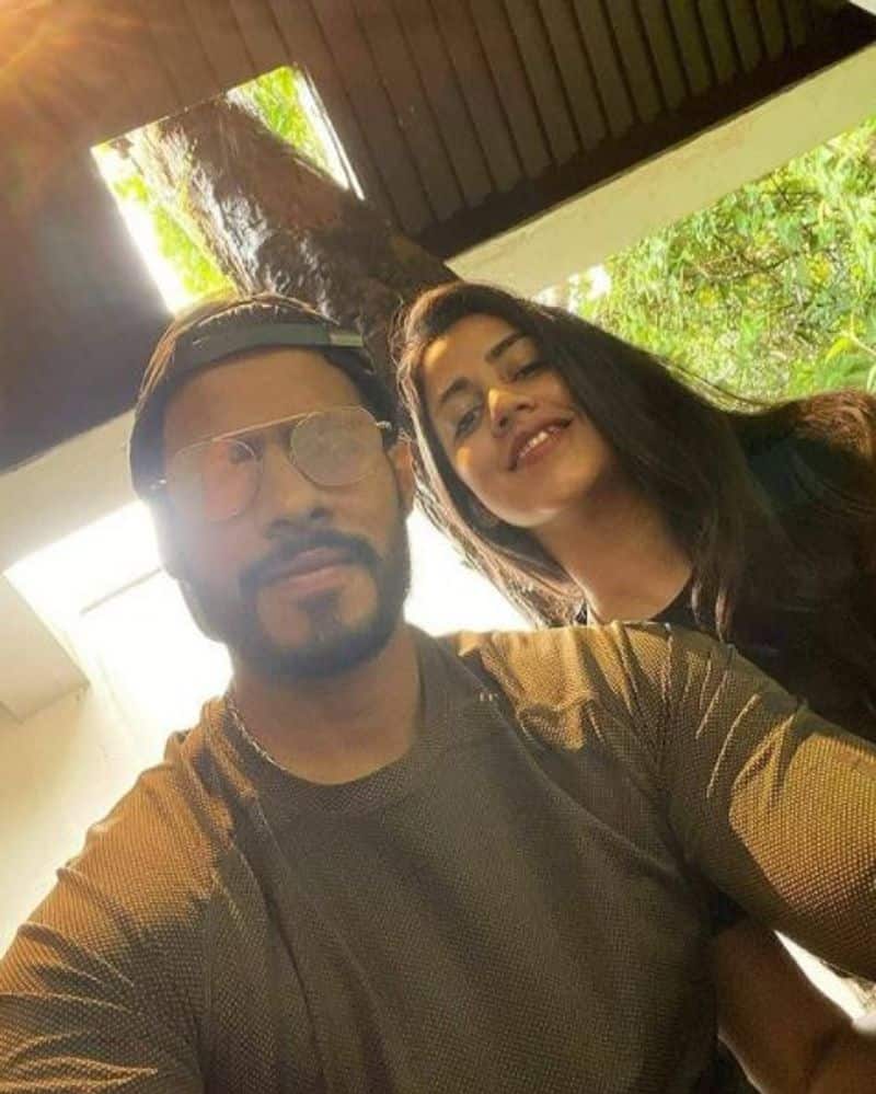 nikhil kumaraswamy shares selfie with wife revathi welcomes new year 2021 vcs