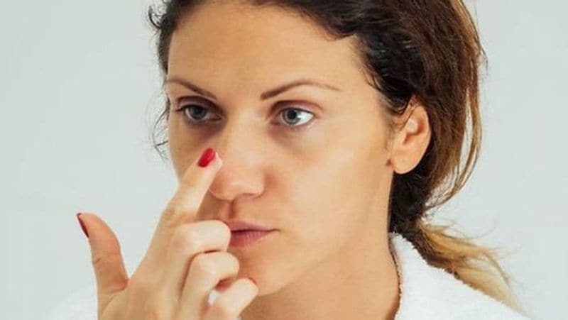 For instance, beauty treatments such as blackheads removal can be done at home itself. If you are wondering how, here are some solutions for you to deal with the annoying, tricky problem.
