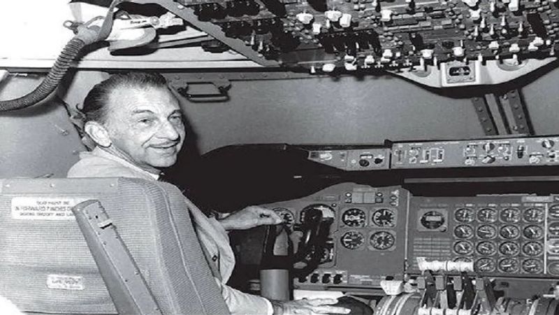 जेआरडी टाटा ने टाटा एयरलाइन्स नाम की जो विमानन कंपनी शुरू की थी, उसमें पायलट के तौर पर काम करते थे। उनके अलावा दो पायलट और भी थे। जेआरडी टाटा घंटों विमान उड़ाया करते थे।