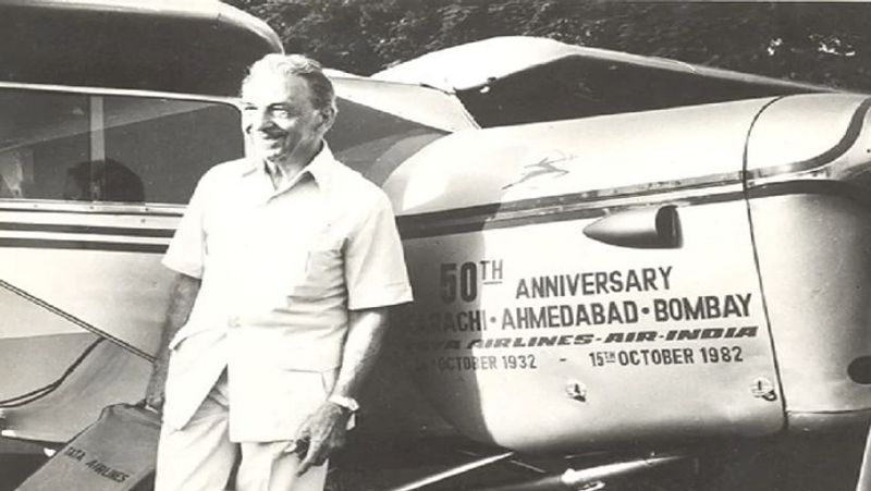 एयर इंडिया की 50वीं वर्षगांठ 15 अक्टूबर, 1982 को जेआरडी टाटा ने फिर कराची से मुंबई की उड़ान भरी थी।