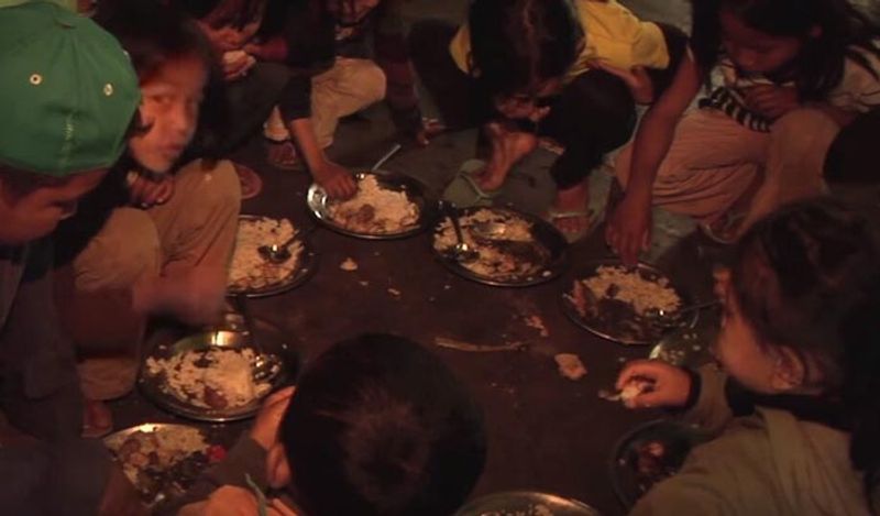 एक दिन में यहां 45 किलो चावल, 25 किलो दाल, 60 किलो सब्जियां, 30 से 40 मुर्गियां और दर्जनों अंडे बनाए जाते हैं। इसके अलावा पूरा परिवार 20 किलो फल भी खाता है।