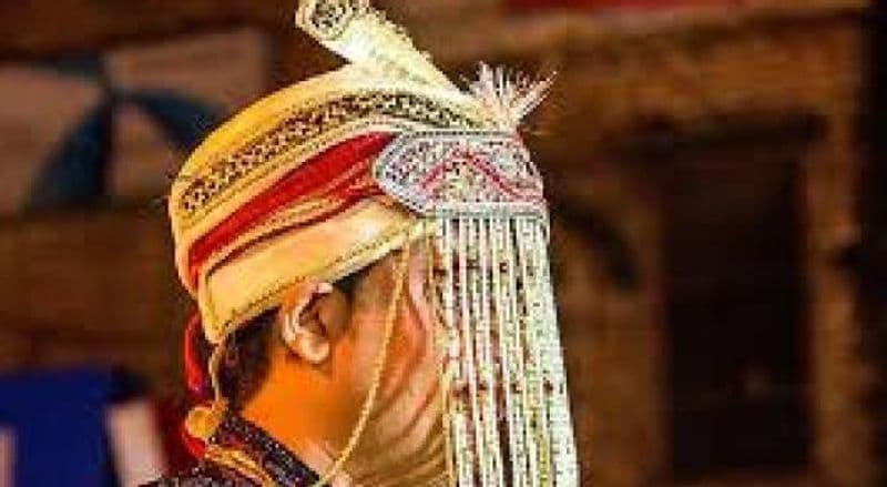 बताते हैं कि इसके बाद उसने दूल्हे को हड़काया तो वो कार में बैठकर उसके साथ चला गया। बारात भी रास्ते से ही वापस लौट गई। हालांकि किसी पक्ष ने इस मामले में पुलिस को तहरीर नहीं दी है।
(प्रतीकात्मक फोटो)
