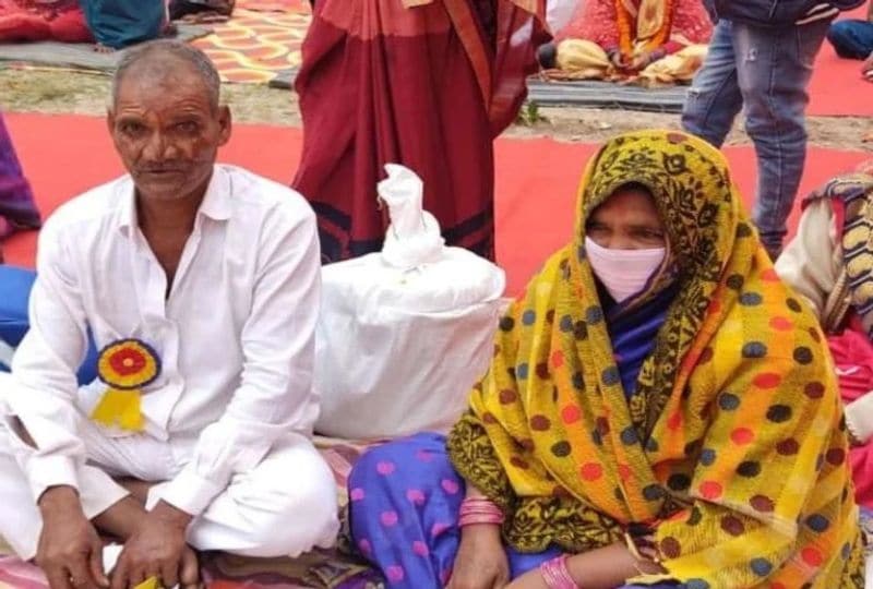 मुख्यमंत्री सामूहिक विवाह में दूल्हा-दुल्हन देवर भाभी लगते हैं। दोनों ने इसी मंडप में शादी की. सबसे खास बात यह रही कि उनकी बेटी की शादी भी सामूहिक विवाह के इसी मंडप में हुई। वहां आए लोगों के लिए अपने आप में यह अनोखा मामला था।
