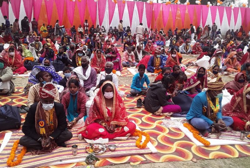 बताते हैं कि गुरुवार को इंदु की शादी सहजनवा के पाली गांव के राहुल के साथ हुई। इसी समय परिवार के लोगों की सहमति से बेला ने जगदीश के साथ शादी करने का फैसला किया।
