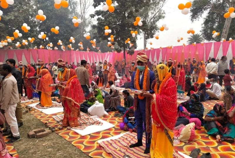 बेला देवी के दो बेटे और 2 बेटियों की शादी पहले हो चुकी है। सबसे छोटी बेटी इंदु (20) की शादी होनी थी। जिसकी शादी मुख्यमंत्री सामूहिक विवाह योजना के तहत कराने का परिवार वालों ने ने फैसला लिया। 