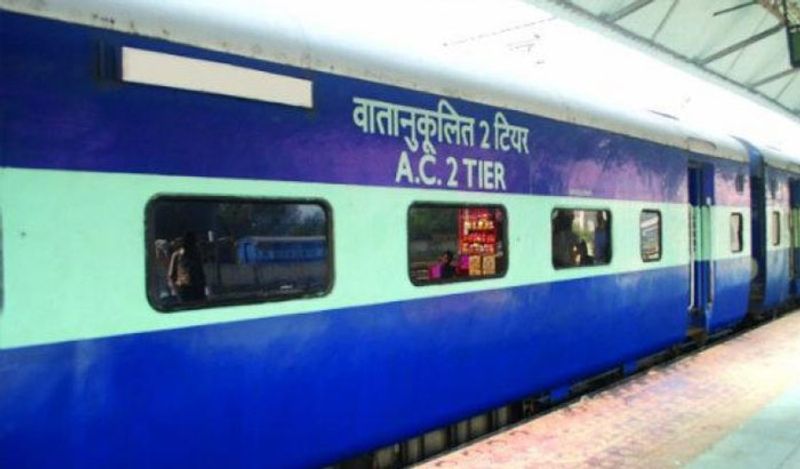 ट्रेन में कई तरह की श्रेणी होती है। आम लोग जहां जनरल टिकट लेकर सफर करते हैं वहीं इसमें स्लीपर और एसी की भी सुविधा है। एसी में भी आपको तीन क्लास मिल जाएंगे, जो फर्स्ट, सेकंड और थर्ड एसी के नाम से अवेलेबल हैं। 