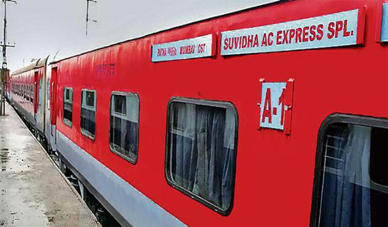 अगर एक्सप्रेस ट्रेन की कीमत की बात करें, तो इसमें कुल 24 डिब्बे होते हैं। यानी हर डिब्बे के 2 करोड़ के हिसाब से इसकी बोगियों की कीमत हुई 48 करोड़ रुपए। अब इसमें 20 करोड़ के इंजन को जोड़ दिया जाए तो एक एक्सप्रेस ट्रेन की कीमत हो जाती है 68 करोड़। 