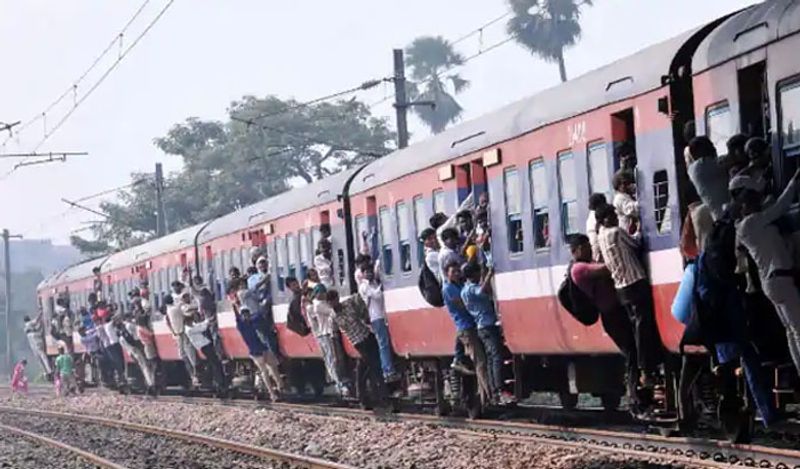 वहीं एक सामान्य ट्रेन की बात करें तो इसे बनाने में कुल 50 से 100 करोड़ का खर्च आता है। तो लीजिये अब आप जान गए होंगे कि जिस ट्रेन में आप सफर करते हैं उसकी कुल कीमत कितनी होती है।
