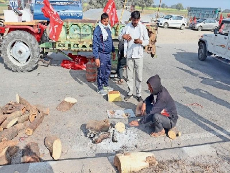मौसम विभाग ने कहा है कि अगले दो-तीन दिनों में उत्तर भारत में रात के तापमान में तीन से पांच डिग्री सेल्सियस की गिरावट आएगी। पंजाब में ठंड का प्रकोप और बढ़ सकता है। जबकि हरियाणा, चंडीगढ़ और उत्तर पश्चिम राजस्थान में भी ठंड की स्थिति बनी रहेगी।
