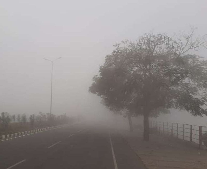 यूपी में गलन बढ़ गई है। लखनऊ में न्यूतनम तापमान 10.9 डिग्री दर्ज किया गया मेरठ आठ डिग्री न्यूनतम तामपान के साथ राज्य का सबसे ठंडा स्थान रहा।