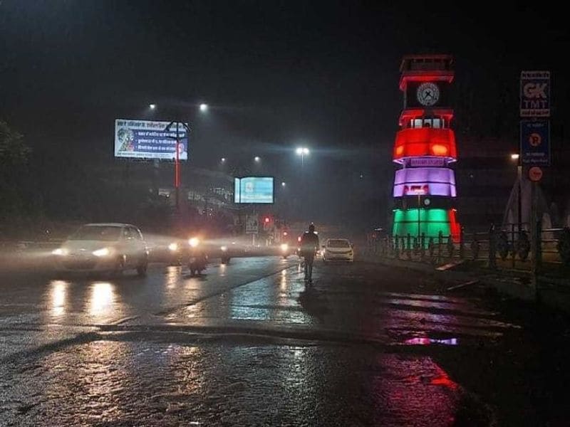 महाराष्ट्र में बने चक्रवात के असर से रायपुर में हल्की फुहारें पड़ीं। मंगलवार व बुधवार को उत्तर व मध्य छत्तीसगढ़ में हल्की बारिश होने के आसार हैं। 17 दिसंबर से मौसम खुलने की संभावना है। वहीं, मौसम विभाग ने कहा कि 16 से 18 दिसंबर के बीच तमिलनाडु, पुडुचेरी, कराईकल, केरल, माहे और लक्षद्वीप में बारिश हो सकती है।
