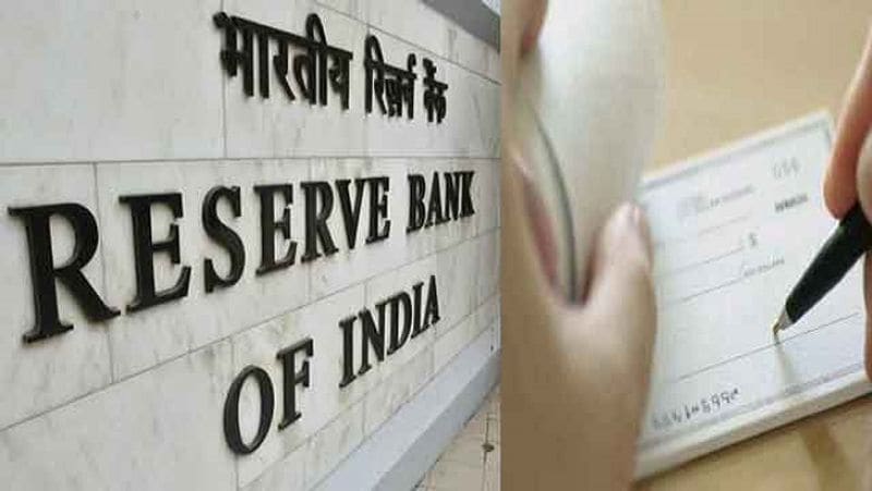 नेशनल पेमेंट कॉरपोरेशन आफ इंडिया (NPCI) चेक ट्रंकेशन सिस्टम (CTS) में पॉजिटिव पे फैसिलिटी डेवलप करेगा और बैंकों को यह उपलब्ध कराएगा। यह सिस्टम 50 हजार या इससे ज्यादा अमाउंट के चेक के जरिए पेमेंट पर लागू होगा। चेक ट्रंकेशन सिस्टम चेक को क्लियर करने की एक प्रक्रिया है। (फाइल फोटो)