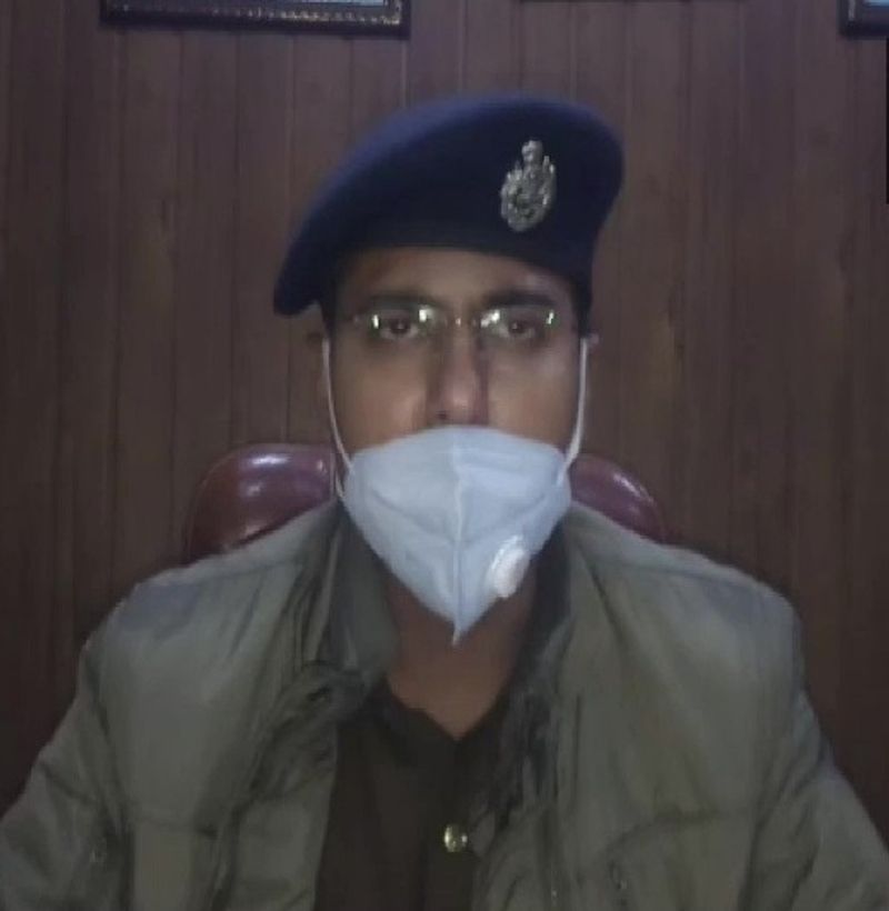 गंगानगर और भावनपुर थाने की पुलिस मौके पर पहुंची और आशीष को गिरफ्तार कर लिया। एसपी देहात केशव कुमार ने बताया कि पारुल का शव पोस्टमार्टम के लिए भेज दिया है। पूछताछ में आरोपी भाई ने बताया कि कुत्तों के लिए खाना नहीं बनाने पर उसने बहन की हत्या कर दी। दूसरे बिंदु पर भी जांच हो रही है।
