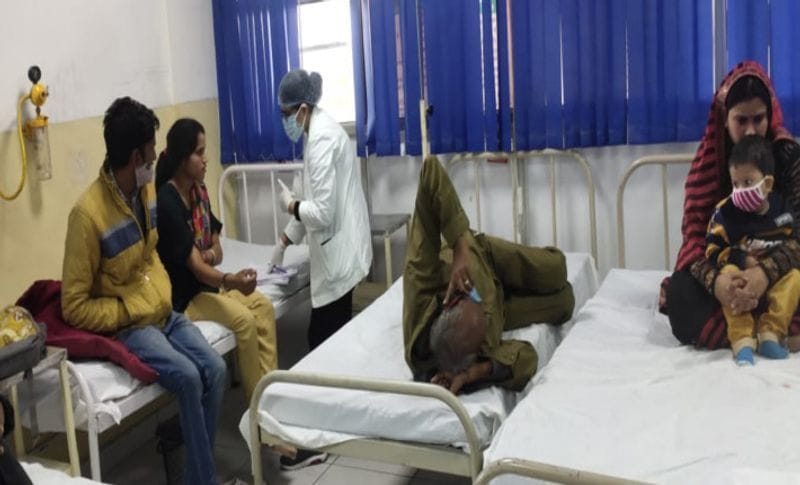 कुछ दिन पहले हुई थी 3 बहनों की शादी
युवक के घर में खुशियों का माहौल तीन गुना था, क्योंकि 15 दिन पहले ही 27 नवंबर को उसकी तीन बहनों की शादी भी हुई थी। माता-पिता खुश थे कि बच्चों के विवाह के बाद उनके सिर से बहुत बड़ी जिम्मेदारी हट गई। बता दें कि मृतक महेश सात बहनों में इकलौता भाई था। जिसकी सांसे इस हादसे ने छीन लीं।