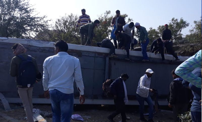 बस के 15 यात्री भी घायल
वहीं इस बस और बाइक के एक्सीडेंट में बस में सवार 15 यात्री भी गंभीर रुप से घायल हो गए हैं। हादसे की जानकारी लगते ही बस में फंसी सवारियों को स्थानीय लोगों ने खिड़की के रास्ते से बाहर निकाला गया।