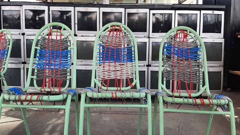 स्टूडियो का काम लगभग पूरा होने को है। यहां लगाई गईं कुर्सियों पर इंटरनेट के तारों का इस्तेमाल किया गया है।