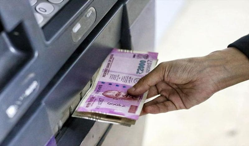 तो लीजिये बिना एटीएम कार्ड के ही आप निकाल पाएंगे मशीन से पैसे। ऐसे में कार्ड के गुम होने का डर भी नहीं, और कार्ड घर पर छूट जाने का अफ़सोस भी नहीं होगा। 