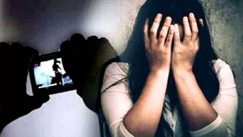महिला का कहना है कि समाजवादी पार्टी के नेता इंतेजार त्यागी ने बंदूक की नोंक पर उसके साथ इस घिनौनी वारदात को अंजाम दिया। इतना नहीं आरोपी इंतेजार त्यागी ने महिला की गंदी तस्वीरें भी ले लीं और उसे वायरल कर देने की धमकी देकर कई बार उसके साथ दुष्कर्म किया। महिला ने अपने रिश्तेदार मोहम्मद जाकी समेत कुल 4 लोगों पर दुष्कर्म का आरोप लगाया है।
