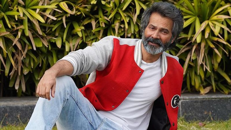 अब वरुण धवन ने खुद की एक फोटो सीरीज इंस्टाग्राम पर शेयर की है। उन्होंने युवा से लेकर बुढ़ापे में वह किस तरह दिखेंगी, फोटोज शेयर की हैं। उन्होंने कैप्शन लिखा- जिंदगी आइसोलेशन में है। मेरी बढ़ती उम्र देखने के लिए राइट स्वाइप करें। बुढ़ापे की फोटो में वरुण को पहचान पाना मुश्किल हो रहा है। चेहरे पर झुर्रियां, सफेद बाल और बढ़ी दाढ़ी में वे नजर आ रहे हैं।