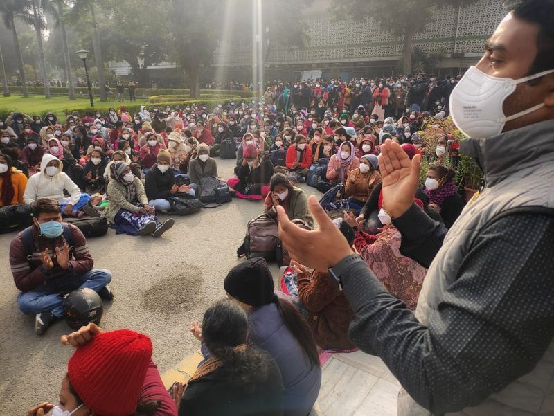 nurses protest in delhi aiims