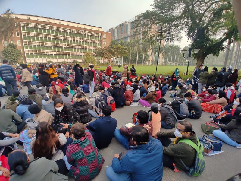 nurses protest in delhi aiims
