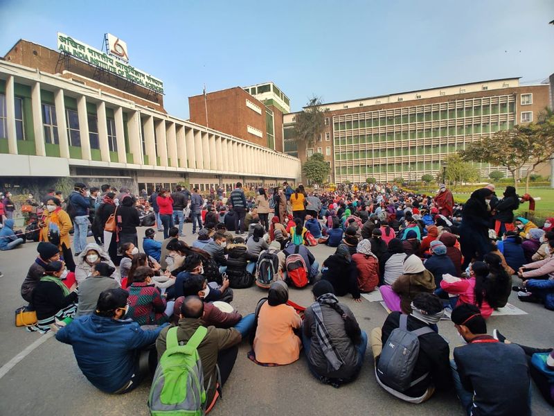 nurses protest in delhi aiims