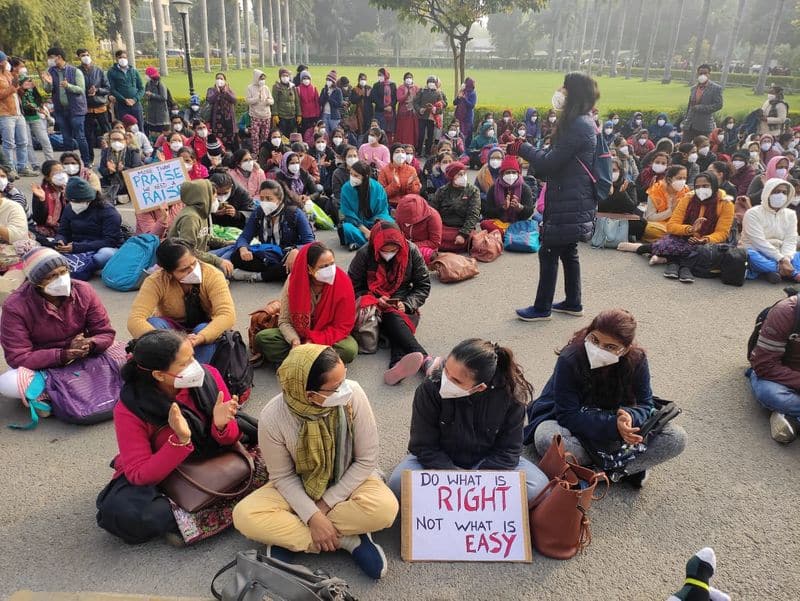 nurses protest in delhi aiims