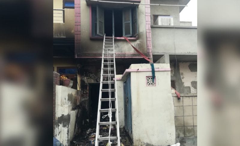 धुआ उठते ही पड़ोसियों ने पुलिस को इस मामले की सूचना देकर मौके पर बुलाया। इसके तुंरत बाद मौके पर दमकल की टीम पहुंची। किसी तरह दमकलकर्मी फर्स्ट फ्लोर की खिड़की तोड़कर कमरे तक पहुंचे। लेकिन जब तक दोनों के शव आग में पूरी तरह से जल गए थे। वहीं परे घर में आग फैल चुकी थी, ऐसे में दोनों के शवों के अवशेष पॉलिथिन में भरकर निकाले गए।