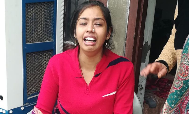पुलिस को पड़ोसियों ने बताया कि अनिल कुमार रद्दी चुनने का काम करता था और वह रद्दी और कबाड़ अपने घर में ही रखता था। खतरे के चलते कई बार हमने दंपति को घर में कबाड़ का सामान रखने से मना भी किया था। लेकिन वह फिर भी नहीं माने। वहीं दमकल विभाग के कर्मचारियों ने भी कहा कि कबड़ा और रद्दी के चलते आग बुझाने में काफी मशक्कत का सामना करना पड़ा
