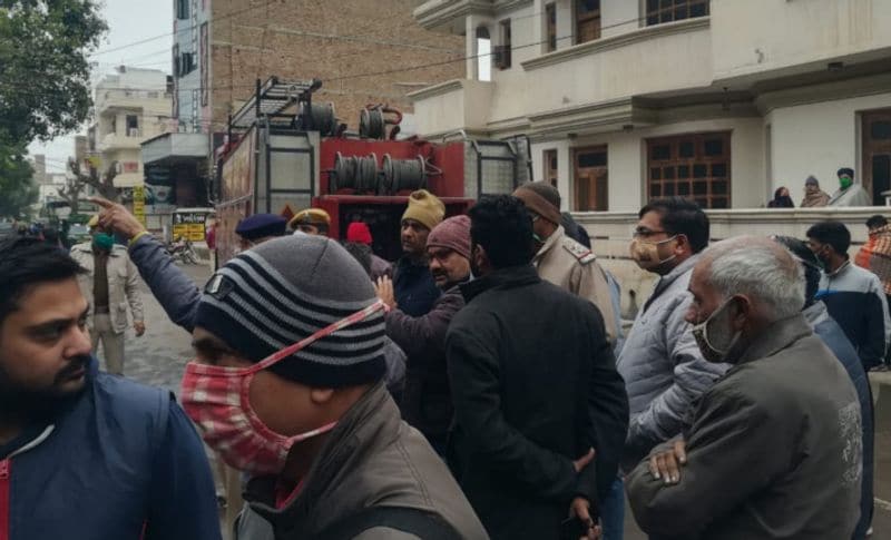पास में रहने वाले परिजनों को जैसे ही हादसे की खबर लगी वह भी मौके पर पहुंचे। बिलख-बिलखकर रोने लगे, उन्होंने बाताया कि अनिल मानसिक रुप से बीमार रहता था। वह किसी की बाद नहीं सुनता था, हम लोगों ने कई बार घर में आखबर, कबाड़ रखने का मना किया था, लेकिन वो फिर भी नहीं माने।