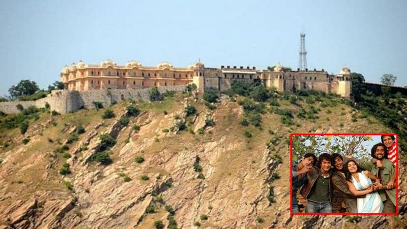 फिल्म रंग दे बसंती में आमिर खान जिस झील में छलांग लगाते हैं, बता दें कि ये झील जयपुर के नाहरगढ़ किले में मौजूद है और इस झील की गिनती भूतिया जगहों में की जाती है।