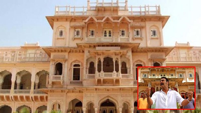 फिल्म बोल बच्चन में अजय देवगन, अभिषेक बच्चन और आसिन थे, इस फिल्म में अजय देवगन को एक आलीशान घर का मालिक बताया गया था। वो घर दरअसल जयपुर का कोमू पैलेस है।