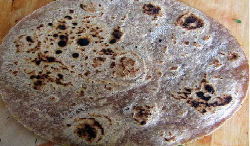 बासी रोटी कई बीमारियों में लोगों को फायदा पहुंचाती है। अगर आपको पेट की समस्या है तो बासी रोटी खाएं। फाइबर से भरपूर ये रोटियां आपकी पेट से जुड़ी हर समस्या को दूर कर देगी। पेट के लिए ये काफी लाभदायक होती हैं। 