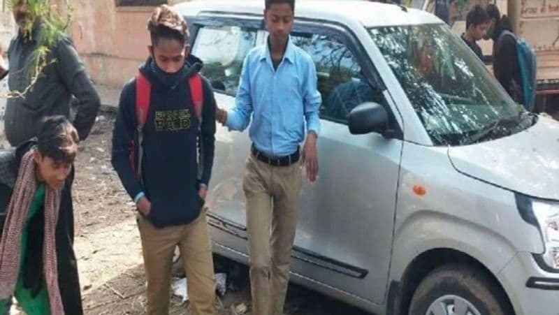 कार में नोट बिखरने के अलावा 50 हजार की एक गड्डी लेकर बंदर बबूल के पेड़ पर चढ़ गया। मौके पर मौजूद ग्रामीण राजकुमार ने बताया कि बबूल के पेड़ की डालियों पर उछलकूद कर रहे बंदर के हाथ से नोट गिरने लगे। पास में बैठी महिलाओं ने नोट बटोरने शुरू कर दिए और आसपास के और लोग भी आ गए। लोगों को नोट लपकते देख बंदर ने खुद भी गिराने शुरू कर दिए।