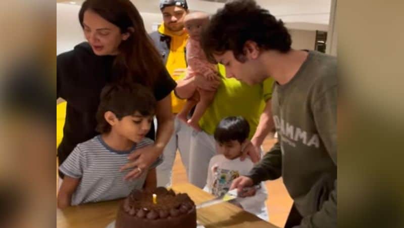 मां सीमा खान और छोटे भाई योहान, आहिल शर्मा के साथ मिलकर निर्वाण ने केक काटा। 