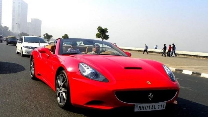 फेरारी कैलिफोर्निया (Ferrari California) रतन टाटा के सबसे पसंदीदा मॉडलों में से एक है। रतन टाटा को कई बार इस गाड़ी को ड्राइव करते हुए स्पॉट किया जा चुका है। इस कार में 4.3 लीटर V8 इंजन है, जो कि 490 पीएस और 504 एनएम का पीक टॉर्क जनरेट करता है। हालांकि कंपनी ने इस मॉडल को बंद कर दिया है। यह फेरारी की लॉन्च की गई सबसे लोकप्रिय कारों में से एक है।
