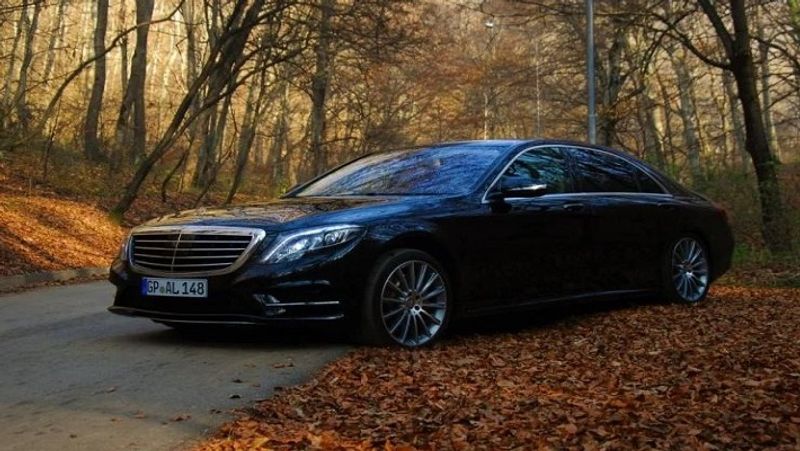 रतन टाटा के पास मर्सिडीज-बेंज एस-क्लास (Mercedes Benz S-Class) कार भी है। यह बहुत ही शानदार कार है। यह कार पेट्रोल के दो ऑप्शन और एक डीजल इंजन में उपलब्ध है। यह 2996 सीसी/ V6 (S 450 वेरिएंट), 2925 सीसी/ L6 (S 350 d वैरिएंट), और 3982 CC/ V8 (S 63) में उपलब्ध है।