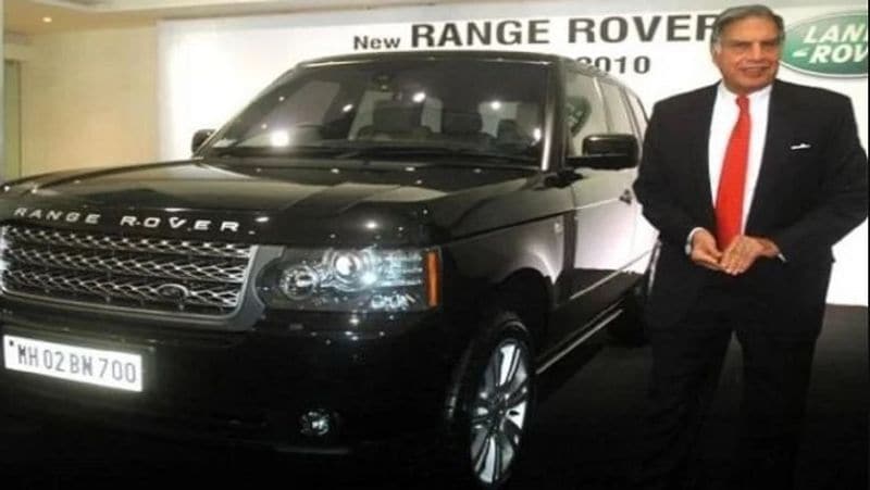 रतन टाटा ने जगुआर लैंड रोवर (Jaguar Land Rover) का अधिग्रहण किया है। लेकिन इस कार ब्रांड का मालिक बनने से पहले से ही रतन टाटा के पास लैंड रोवर फ्रीलैंडर (Land Rover Freelander) थी। उन्हें कई मौकों पर इस कार में भी देखा गया है। यह कार 4 सिलेंडर डीजल इंजन की है। यह 190 पीएस और 420 एनएम का टॉर्क जनरेट करती है। खास बात यह है कि इस फ्रीलैंडर के अलावा आज भी उनके गैरेज में किसी दूसरी लैंड रोवर कार को जगह नहीं मिली है।