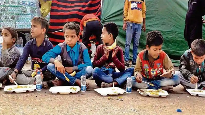 8 साल का बेघर राजू अपना पेट भरने के लिए भीख मांगने को मजबूर है। फुटपाथ पर रहने वाले राजू ही नहीं उसी के जैसे कई और बच्चे हैं जो नहीं चाहते हैं किसानों का यह आंदोलन खत्म हो। इन बच्चों ने बताया कि जब से आंदोलन शुरू हुआ है, हमें मुफ्त में खाना मिल रहा है। इसलिए हमें ट्रैफिक पर खड़े होकर अब भीख नहीं मांगना पड़ रहा है।
