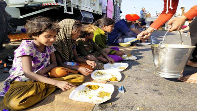 इन बच्चों ने बताया कि उन्होंने कभी इस तरह का खाना पहले कभी नहीं खाया था। कोरोना काल दाने-दाने को मोहताज हुए इन बेसहारा बच्चों के लिए किसान आंदोलन खुशियों की बहार लेकर आया है। किसान उन्हें खाना तो खिलाते हैं बचा हुआ खाना घर ले जाने के लिए भी दे देते हैं।
