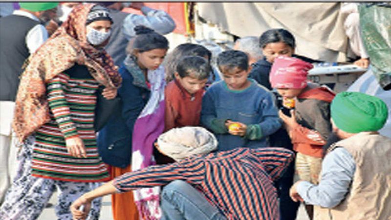 बच्चों ने बताया कि उन्हें नाश्ते में अचार के साथ आलू, मूली और गोभी का पराठा मिलता है। साथ में चाय भी। इसके बाद लंच में दाल, कढ़ी, रोटी और चावल के साथ पकौड़ा मिलता है। रात के खाने में रोटी, सब्जी मिलती है।