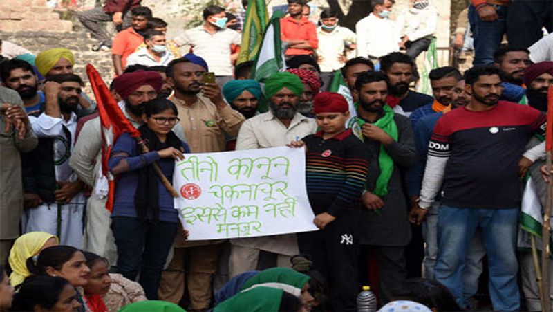 तीन कृषि कानूनों को खत्म करने की मांग को लेकर पिछले 20 दिनों से दिल्ली की सीमाओं के करीब किसान डटे हुए हैं। सरकार के साथ किसान नेताओं की कई दौर की बातचीत हो चुकी है लेकिन मुद्दा अभी सुलझा नहीं है। किसानों ने कहा कि वह 6 महीने का राशन-पानी लेकर यहां आए हैं सरकार से अपनी बात मनवाकर रहेंगे।
